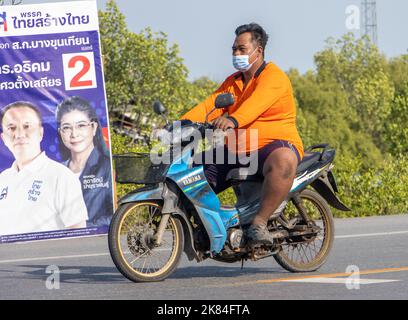 BANGKOK, THAILANDIA, Apr 29 2022, Un uomo con maschera facciale cavalca una moto su strada Foto Stock