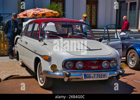 BADEN BADEN BADEN, GERMANIA - LUGLIO 2022: Auto di lusso Tatra 603, rosso bianco, raduna a Kurpark. Foto Stock