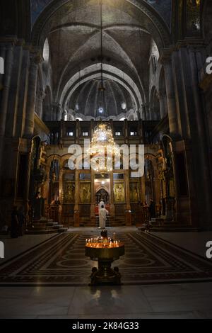 Estremità orientale del catolicone greco-ortodosso, con la sua iconostasi all'interno della chiesa del Santo Sepolcro nella città vecchia di Gerusalemme. Foto Stock