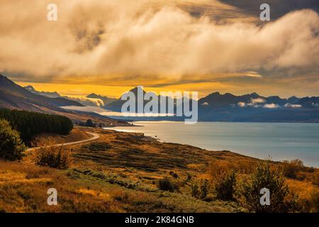 Molte formazioni di nuvole diverse sul Parco Nazionale del Monte Cook di Aoraki durante l'ora d'oro Foto Stock