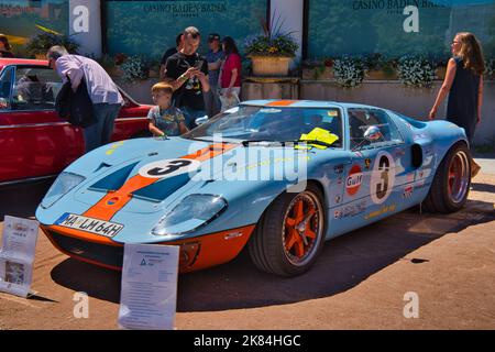 BADEN BADEN BADEN, GERMANIA - 2022 LUGLIO: Blu chiaro Ford GT40 GT sport auto da corsa, oldtimer riunione a Kurpark. Foto Stock