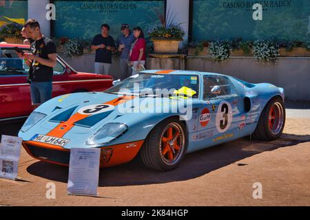 BADEN BADEN BADEN, GERMANIA - 2022 LUGLIO: Blu chiaro Ford GT40 GT sport auto da corsa, oldtimer riunione a Kurpark. Foto Stock