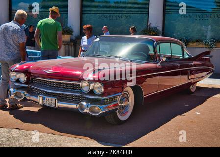 BADEN BADEN BADEN, GERMANIA - LUGLIO 2022: Red Cadillac Fleetwood 60 Special 1959, oldtimer riunione a Kurpark. Foto Stock