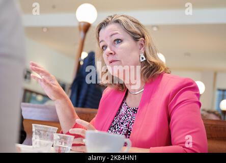 Berlino, Germania. 19th Ott 2022. Kelly Tallman Clements, Alto Commissariato delle Nazioni Unite per i rifugiati (UNHCR), vice commissaria per i rifugiati, parla durante un'intervista al dpa in una caffetteria. (Al dpa "UNHCR prevede aiuti invernali per ucraini e siriani - finanziamenti mancanti") Credit: Annette Riedl/dpa/Alamy Live News Foto Stock