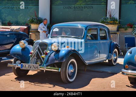 BADEN BADEN BADEN, GERMANIA - LUGLIO 2022: Blue Citroen Traction Avant 1954, incontro oldtimer a Kurpark. Foto Stock