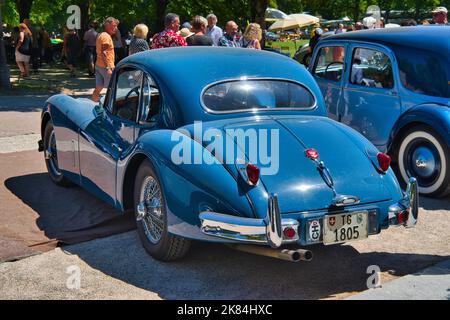 BADEN BADEN BADEN, GERMANIA - LUGLIO 2022: Blue 1955 Jaguar XK140 Coupé a testa fissa, incontro oldtimer a Kurpark. Foto Stock