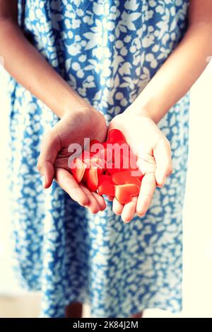 primo piano sulle ragazze che tengono i cuori Foto Stock