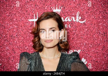 Torrey DeVitto partecipa alla Hallmark's Countdown to Christmas Red Carpet al radio City Music Hall di New York, NY, il 20 ottobre 2022. (Foto di Efren Landaos/Sipa USA) Foto Stock