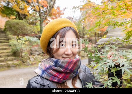 Belle foglie autunnali e belle donne giapponesi in Giappone Foto Stock