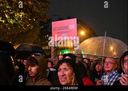 Parigi, Francia. 20th Ott 2022. La gente tiene un banner con le immagini dell'assassinato Lola. Centinaia di persone si sono riunite sulla Place Denfert Rochereau a Parigi, in Francia, 20 ottobre 2022, per ricordare Lola. Lola, 12 anni, è stata uccisa venerdì 14 ottobre. Era stata violentata e torturata prima della sua morte violenta. Da allora le autorità hanno arrestato una donna algerina di 24 anni il cui visto per studenti è scaduto 3 anni fa ed è stato detto di lasciare il territorio francese. I partiti politici, come l’estrema destra Reconnete e il assemblement National, sono stati rapidi a denunciare il crimine come razzismo bianco e a incolpare il gov Foto Stock