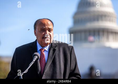 Washington DC, Stati Uniti. 20th Ott 2022. Martin Luther King III parla in un raduno che chiede protezione e rispetto per gli elettori, i votanti e gli operatori elettorali. L'evento è stato uno di più di 75 a livello nazionale ospitato dalla Campagna per la democrazia dei cittadini pubblici per chiedere elezioni libere e giuste e giustizia per il violento attacco alla democrazia del 6 gennaio 2021. Gli sforzi di Trump per ribaltare i risultati delle elezioni del 2020 hanno minato la fiducia nell’integrità delle elezioni tra milioni di americani, ponendo una grave minaccia alla democrazia negli Stati Uniti. Credit: SOPA Images Limited/Alamy Live News Foto Stock