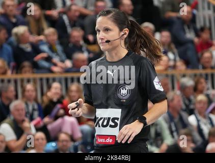 Potsdam, Germania. 20th Ott 2022. Pallamano: DHB Cup, 1st VfL Potsdam - THW Kiel, knockout round, 2nd round, MBS Arena, arbitro Maike Merz. Credit: Soeren Stache/dpa/Alamy Live News Foto Stock