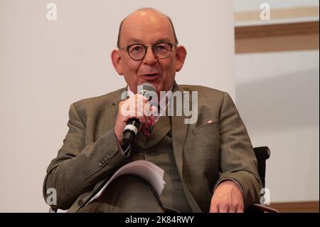 Francoforte, Germania. 20th Ott 2022. 20 ottobre 2022, Hesse, Francoforte sul meno: Denis Schare, critico letterario e autore, parla durante un evento che celebra i '70 anni di Diogenes' alla Fiera del Libro di Francoforte. Foto: Sebastian Gollnow/dpa Credit: dpa picture Alliance/Alamy Live News Foto Stock