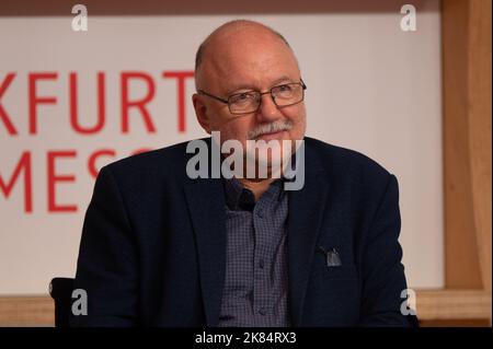 Francoforte, Germania. 20th Ott 2022. 20 ottobre 2022, Hesse, Francoforte sul meno: Andrei Kurkov, scrittore, partecipa a un evento su '70 anni di Diogenes' nell'ambito della Fiera del Libro di Francoforte. Foto: Sebastian Gollnow/dpa Credit: dpa picture Alliance/Alamy Live News Foto Stock