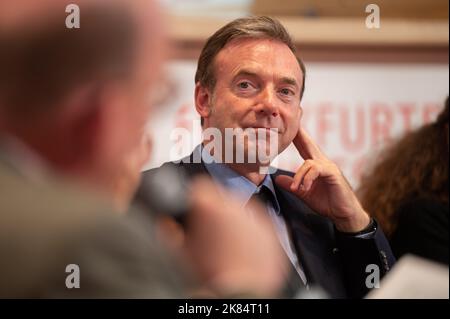 Francoforte, Germania. 20th Ott 2022. 20 ottobre 2022, Hesse, Francoforte sul meno: Philipp Keel, editore di Diogenes, ascolta durante un evento che celebra i '70 anni di Diogenes' alla Fiera del Libro di Francoforte. Foto: Sebastian Gollnow/dpa Credit: dpa picture Alliance/Alamy Live News Foto Stock