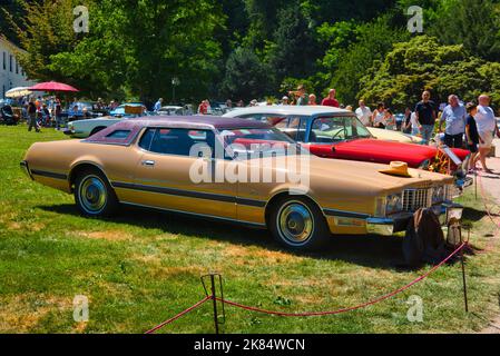 BADEN BADEN BADEN, GERMANIA - LUGLIO 2022: Beige giallo Sesta 6th generazione Ford Thunderbird 1972, oldtimer riunione a Kurpark. Foto Stock