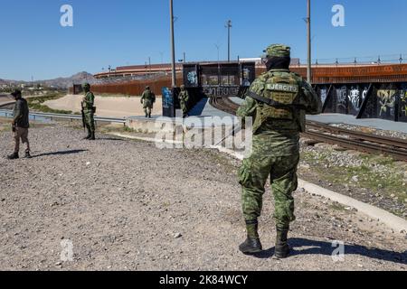 Juarez, Chihuahua, Messico. 20th Ott 2022. Quasi 600 migranti venezuelani sono bloccati a Ciudad JuÃ¡rez, Chihuahua dopo essere stati espulsi dagli Stati Uniti con il titolo 42, i migranti si rifugiano sotto il ponte internazionale perché i rifugi sono alla loro massima capacità, ogni giorno più venezuelani sono espulsi dagli Stati Uniti lungo questo confine. (Credit Image: © David Peinado/ZUMA Press Wire) Credit: ZUMA Press, Inc./Alamy Live News Foto Stock