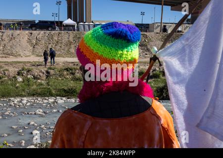 Juarez, Chihuahua, Messico. 20th Ott 2022. Quasi 600 migranti venezuelani sono bloccati a Ciudad JuÃ¡rez, Chihuahua dopo essere stati espulsi dagli Stati Uniti con il titolo 42, i migranti si rifugiano sotto il ponte internazionale perché i rifugi sono alla loro massima capacità, ogni giorno più venezuelani sono espulsi dagli Stati Uniti lungo questo confine. (Credit Image: © David Peinado/ZUMA Press Wire) Credit: ZUMA Press, Inc./Alamy Live News Foto Stock