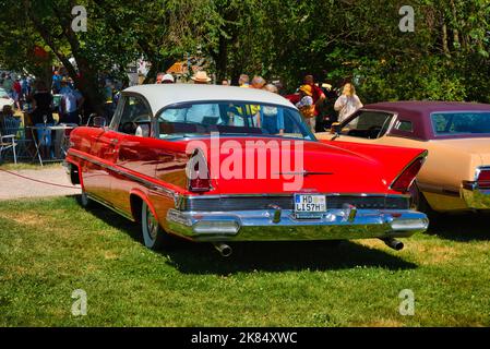 BADEN BADEN BADEN, GERMANIA - 2022 LUGLIO: Red Lincoln Premiere 1956, incontro oldtimer a Kurpark. Foto Stock