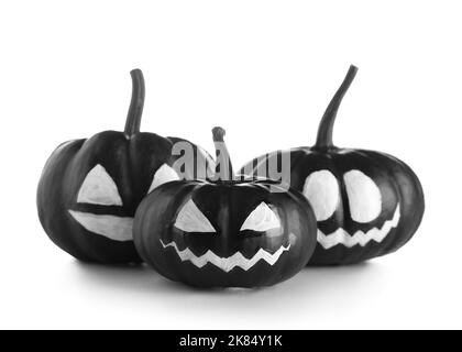 Zucche di Halloween nere con faccia disegnata su sfondo bianco Foto Stock