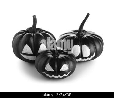 Zucche di Halloween nere con faccia disegnata su sfondo bianco Foto Stock