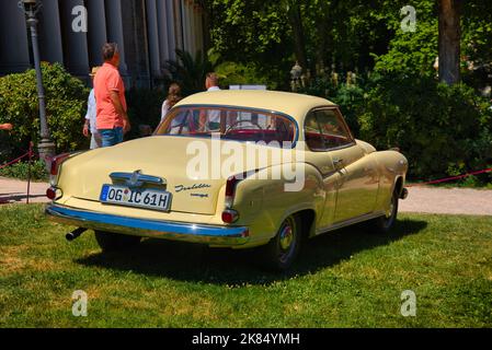 BADEN BADEN BADEN, GERMANIA - LUGLIO 2022: Giallo beige Borgward Isabella 1954, incontro oldtimer a Kurpark. Foto Stock