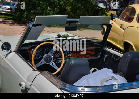 BADEN BADEN BADEN, GERMANIA - 2019 LUGLIO: Interno di BIANCO TRIONFO TR4 TR5 cabrio Roadster 1961 1965, oldtimer riunione a Kurpark. Foto Stock