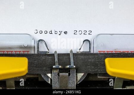 Arrivederci 2022 scritto su una vecchia macchina da scrivere Foto Stock