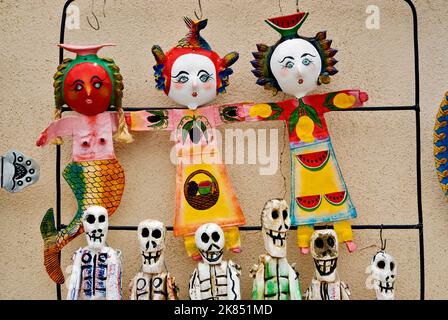 Scheletri giocattolo presso il negozio di curio di Todos Santos, Baja California sur, Messico Foto Stock