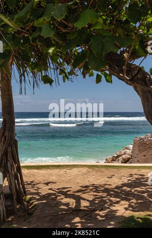 Popolare spiaggia di Melasti (Pantai Melasti), Bukit, Bali, Indonesia. Foto Stock