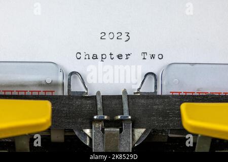 vecchia macchina da scrivere con testo 2023 capitolo due Foto Stock