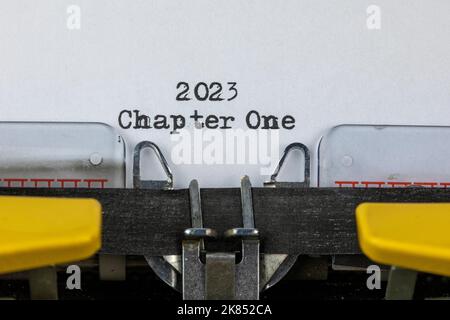 vecchia macchina da scrivere con testo 2023 capitolo uno Foto Stock