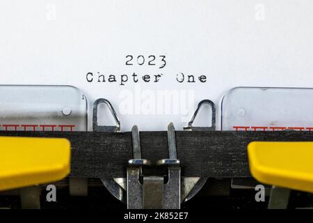 vecchia macchina da scrivere con testo 2023 capitolo uno Foto Stock