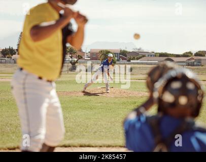 Baseball, mazza e uomo pronti per una palla veloce su un campo da baseball in una partita di allenamento o una partita all'aperto a Houston. Atleta di softball, fitness e sport Foto Stock