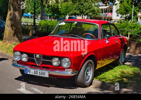 BADEN BADEN BADEN, GERMANIA - LUGLIO 2022: Alfa Romeo 1750 GTV 1300, appuntamento oldtimer a Kurpark. Foto Stock