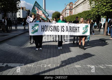 Tre giovani manifestanti del Sinn Féin chiedono una migliore situazione abitativa a costo di una protesta vivente nel centro di Dublino Foto Stock