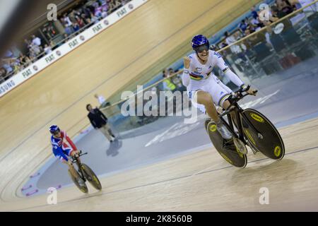 Joanna Rowsell, Laura Trott e Danielle King di Gran Bretagna celebrano l'oro nella squadra Pursuit durante il primo giorno Foto Stock