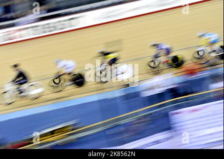 Ciclista durante il terzo giorno della Coppa del mondo di ciclismo su pista UCI e dei Giochi Olimpici al Velodromo Olimpico Foto Stock
