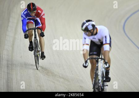 Chris Hoy (a sinistra) della Gran Bretagna sulla strada per l'oro nella finale di sprint maschile davanti al Maximillian Levy (a destra) della Germania Foto Stock