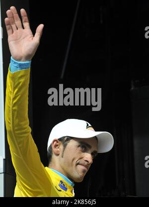 Alberto Contador del team Astana conserva la maglia gialla dopo la fase 16 Foto Stock