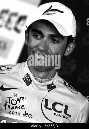 Alberto Contador del Team Astana festeggia il mantenimento della maglia gialla dopo il cronometro di fase 19 Foto Stock