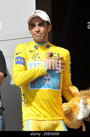 Alberto Contador del Team Astana festeggia il mantenimento della maglia gialla dopo il cronometro di fase 19 Foto Stock