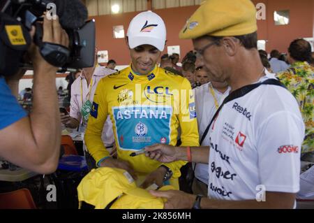 Alberto Contador del Team Astana festeggia il mantenimento della maglia gialla dopo il cronometro di fase 19 Foto Stock