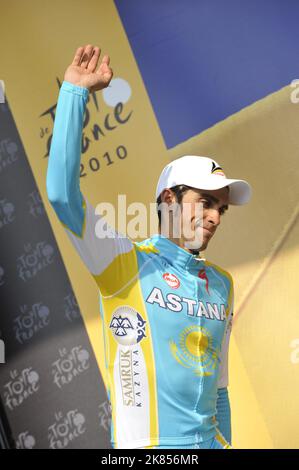 Alberto Contador del team Astana mantiene la maglia gialla sul podio dopo la tappa 16 Foto Stock