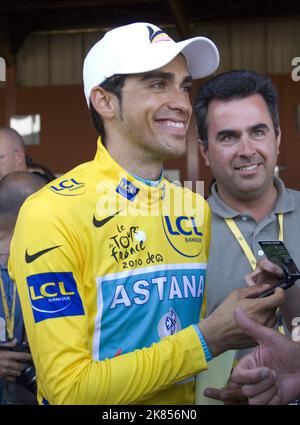 Alberto Contador del Team Astana festeggia il mantenimento della maglia gialla dopo il cronometro di fase 19 Foto Stock