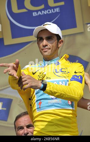 Alberto Contador del team Astana mantiene la maglia gialla sul podio dopo la tappa 16 Foto Stock