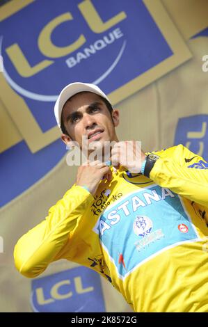 Alberto Contador del team Astana mantiene la maglia gialla sul podio dopo la tappa 16 Foto Stock