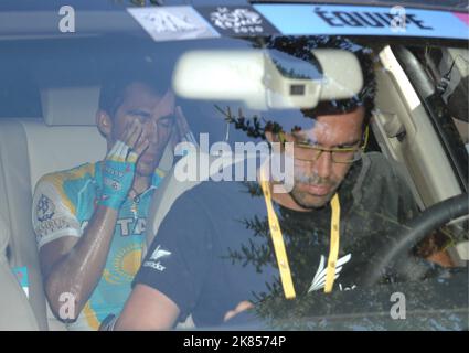 Alberto Contador (L) del team Astana è scacciato dopo la tappa 14 Foto Stock