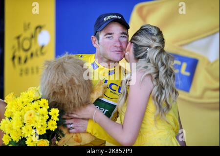 Thomas Voeckler del team Europcar festeggia dopo aver terminato in 28th° posizione per mantenere la maglia del leader giallo Foto Stock