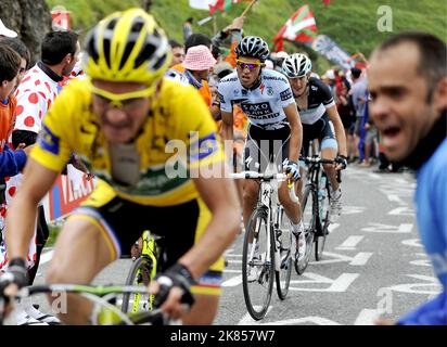 Thomas Voeckler (L) del team Europcar e Alberto Contador della Saxo Bank Sungard in azione durante la fase 12 Foto Stock